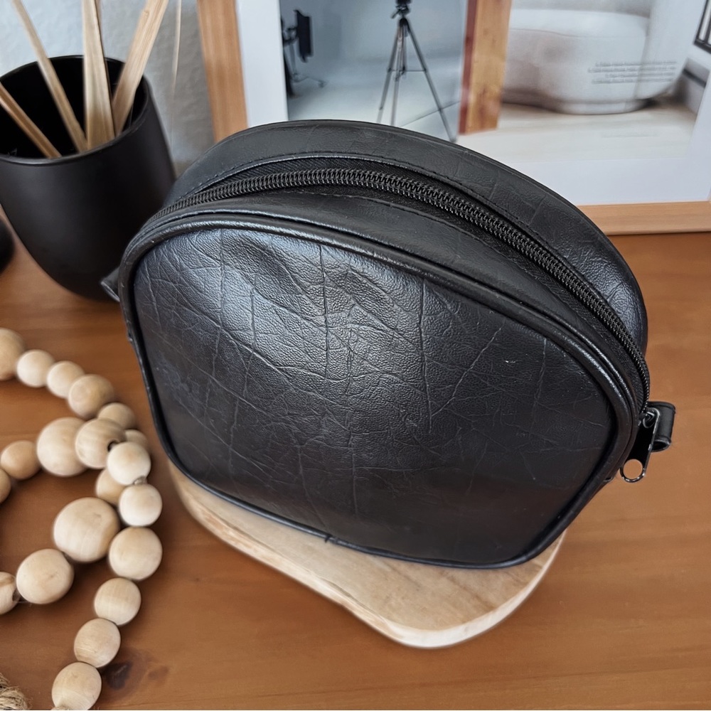 SOLD ❌ VINTAGE BLACK FAUX LEATHER MAKEUP BAG - Picture 5 of 9